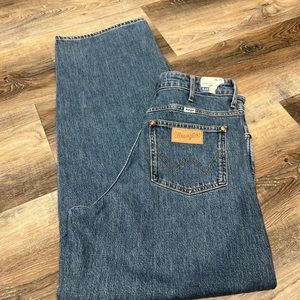 Wrangler barrel 652 high-rise jeans. Size 28 waist, 31 length.